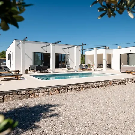 Villa Thora